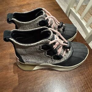 Girls Sorel Out n Anout waterproof boots size 2